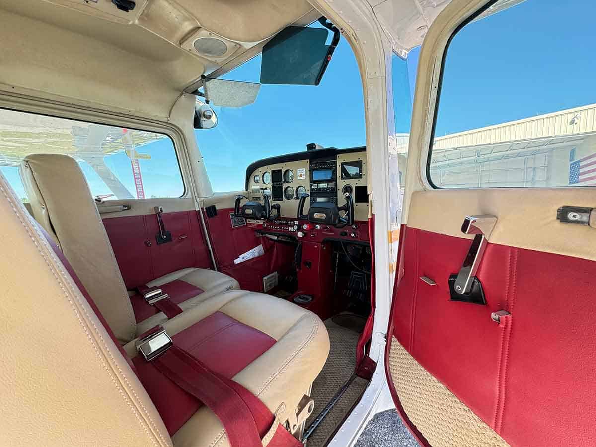 North GA Aviation flight school Cessna Skyhawk instruction - interior photo of Bravo Gulf 